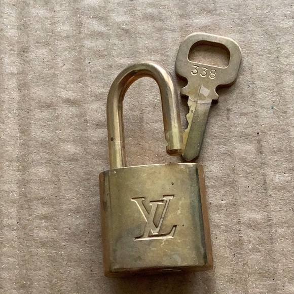 #338 Authentic Louis Vuitton Vintage Padlock Lock & Key Set - Picture 3 of 6